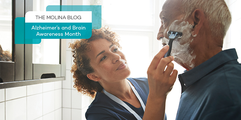 cuidador que ayuda a un hombre mayor a afeitarse - El blog de Molina - Mes de la Concientización del Alzheimer y el Cerebro